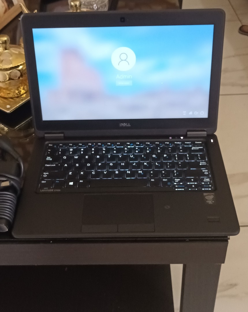 computadoras y laptops - Laptop Dell portatil e7250 i7 512GB SSD Msata 16GB Ram Win 10 Pro
