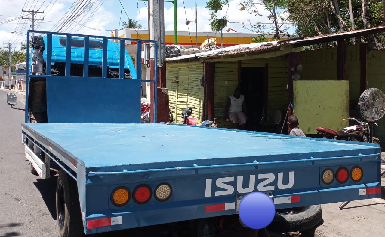 camiones y vehiculos pesados - Isuzu NQR año 2000 buenas condiciones Luperón puerto plata wasapp  6