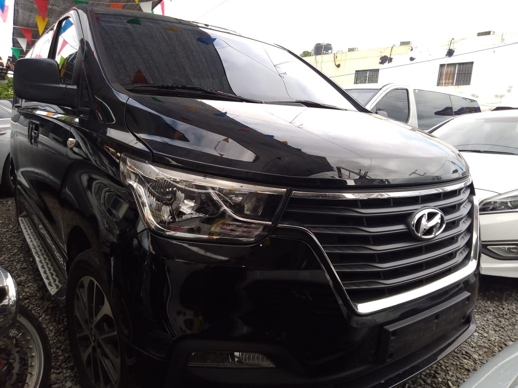 jeepetas y camionetas - HYUNDAI GRAND STAREX 2020 NEGRA