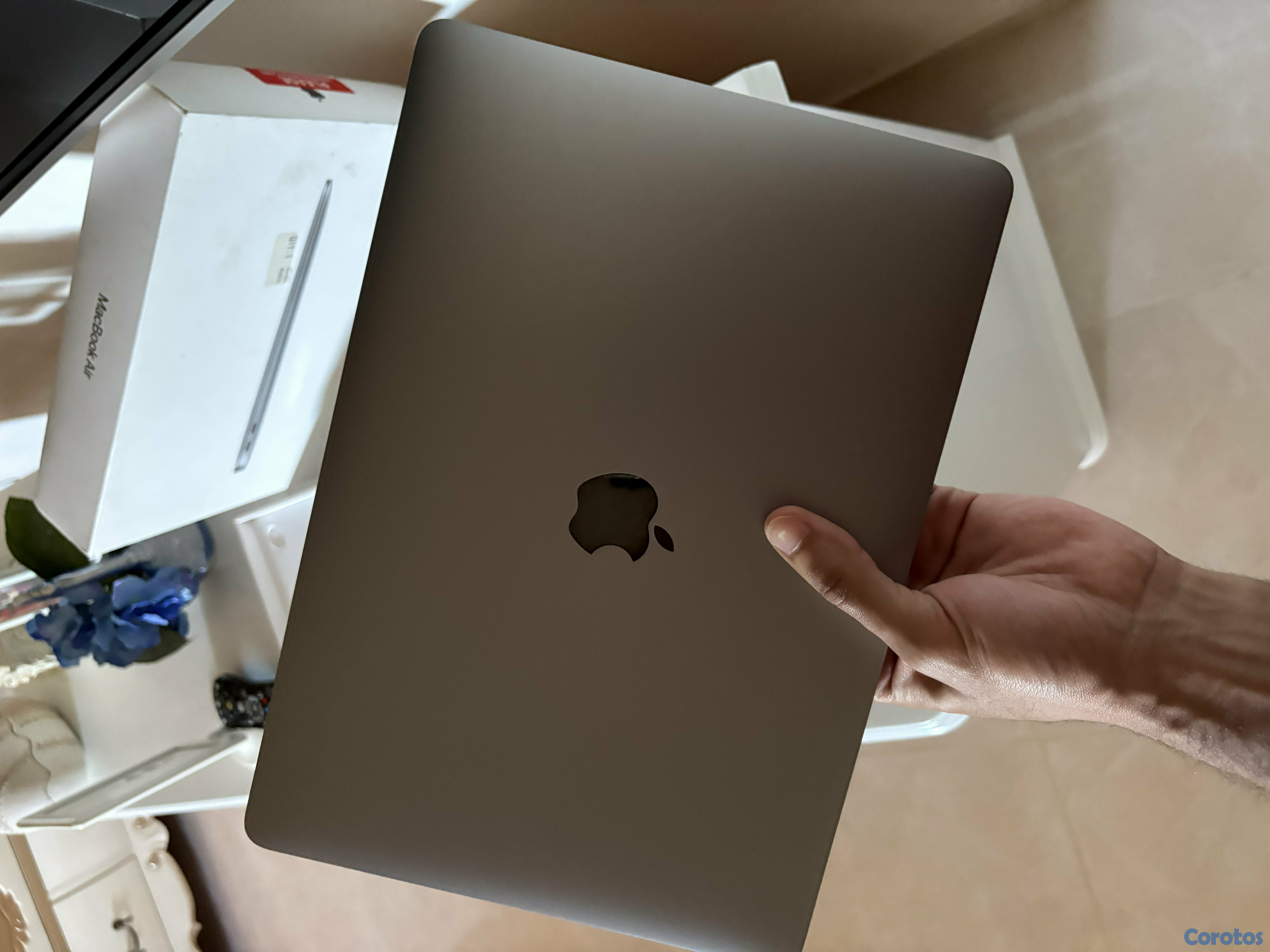 computadoras y laptops - MackBook Air 13" M1 2020 256 gb SSD 8 gb RAM
 9