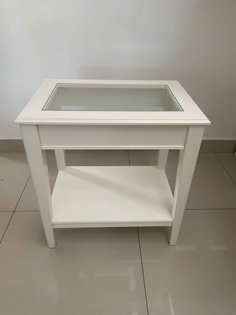 muebles y colchones - Mesa usada  Comprada en  IKEA LIATORP.... RD$ 3,700 C/u