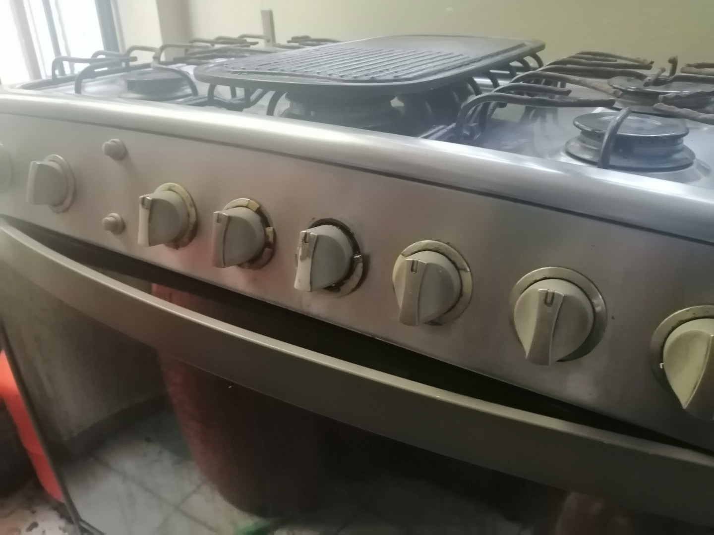 electrodomesticos - Estufa INDURAMA de 6 hornillas con horno y grill.  1