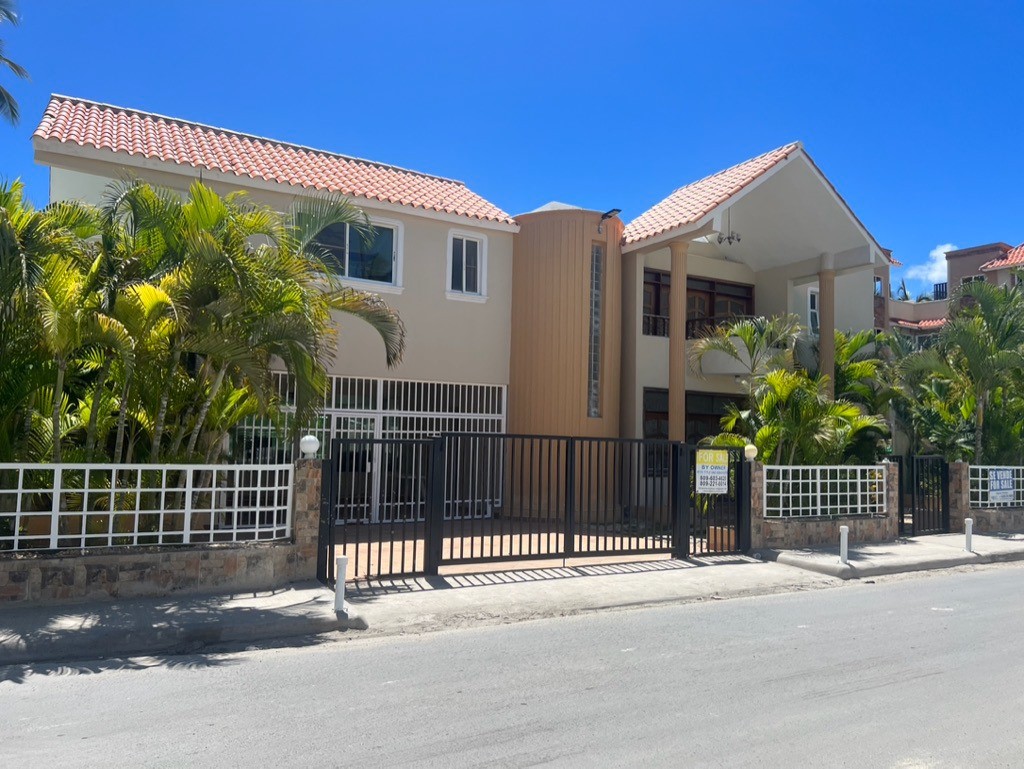 casas vacacionales y villas - Hermosa Villa de dos niveles en el Cortecito Los Corales, Punta Cana