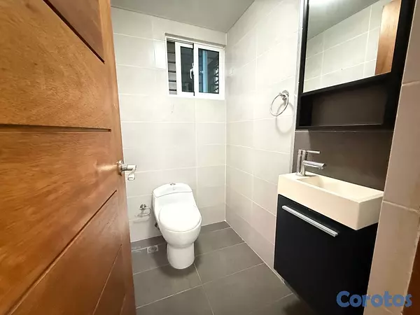 apartamentos - vendo Evaristo Morales tres habitaciones 2.5 baños dos parqueos balcón servicio  8
