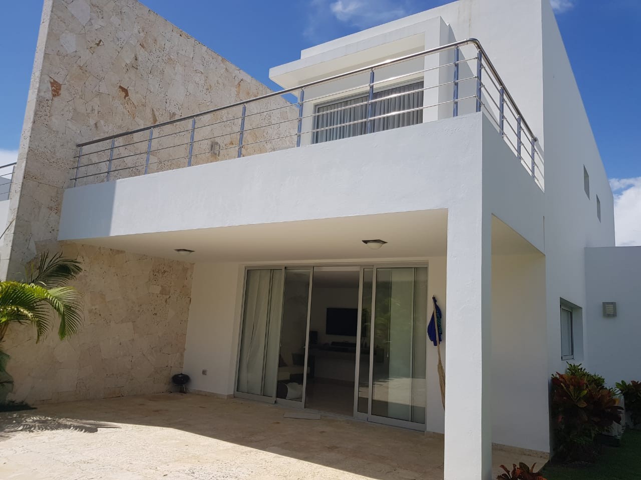 casas vacacionales y villas - Vendo en Playa nueva Romana 

La propiedad cuenta con 3 amplias hab, 3  1