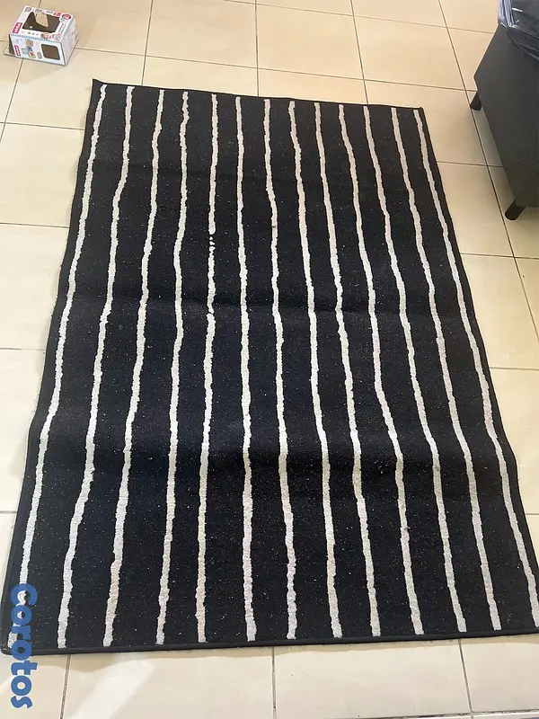 decoración y accesorios - Ikea - alfombra negra con lineas blancas