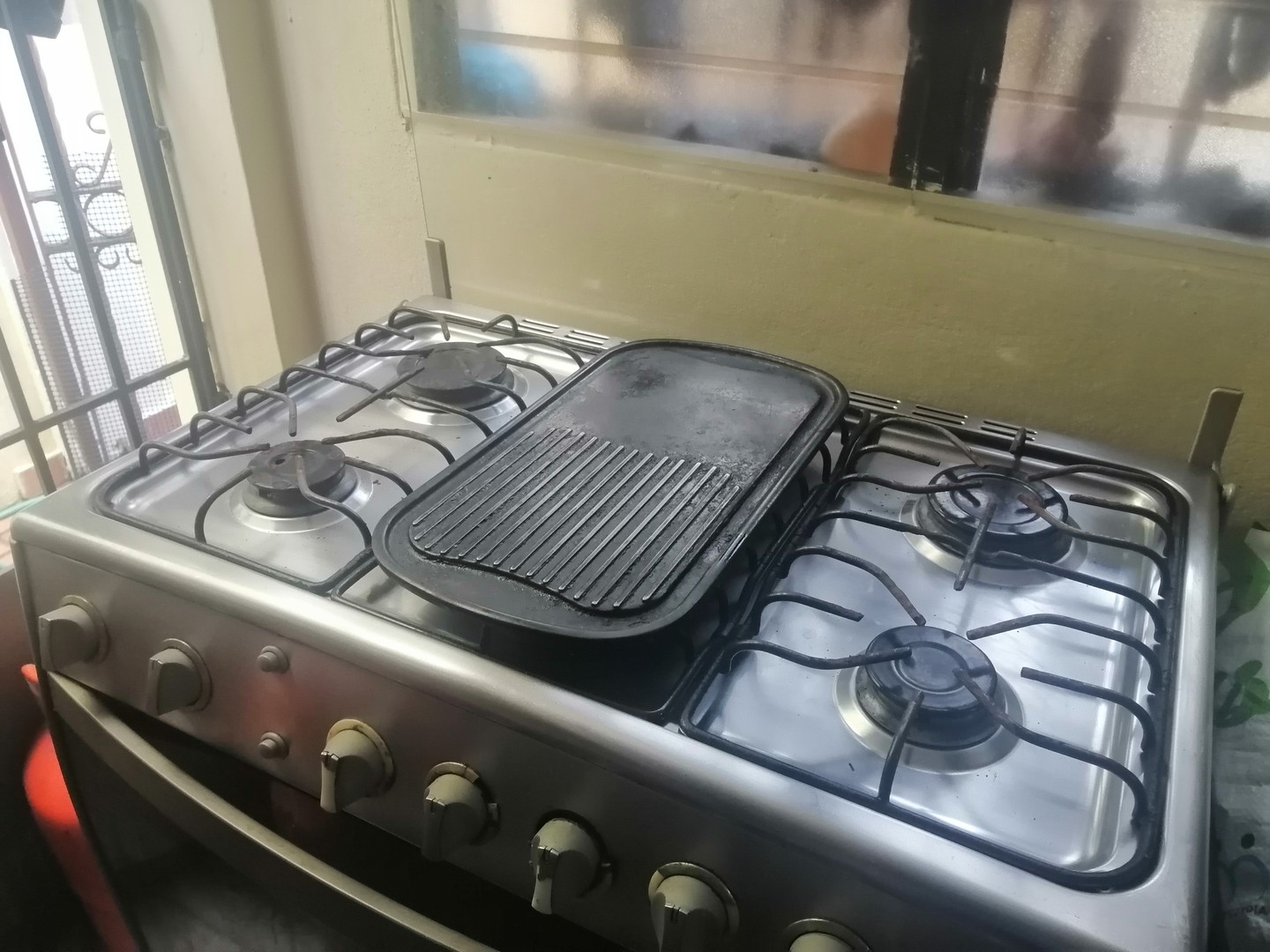 electrodomesticos - Estufa INDURAMA de 6 hornillas con horno y grill.  2