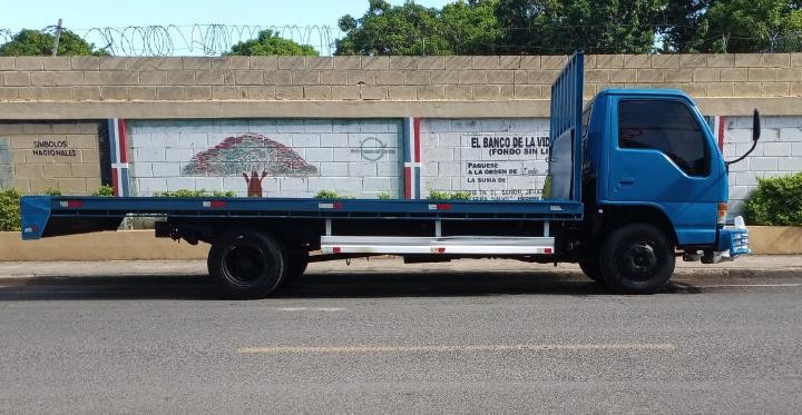 camiones y vehiculos pesados - Isuzu NQR año 2000 buenas condiciones Luperón puerto plata wasapp  9