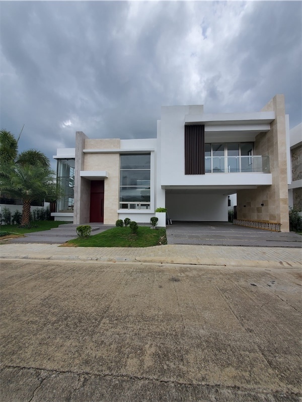 casas - Moderna Casa con Piscina Nueva en Venta en Proyecto Cerrado. 2