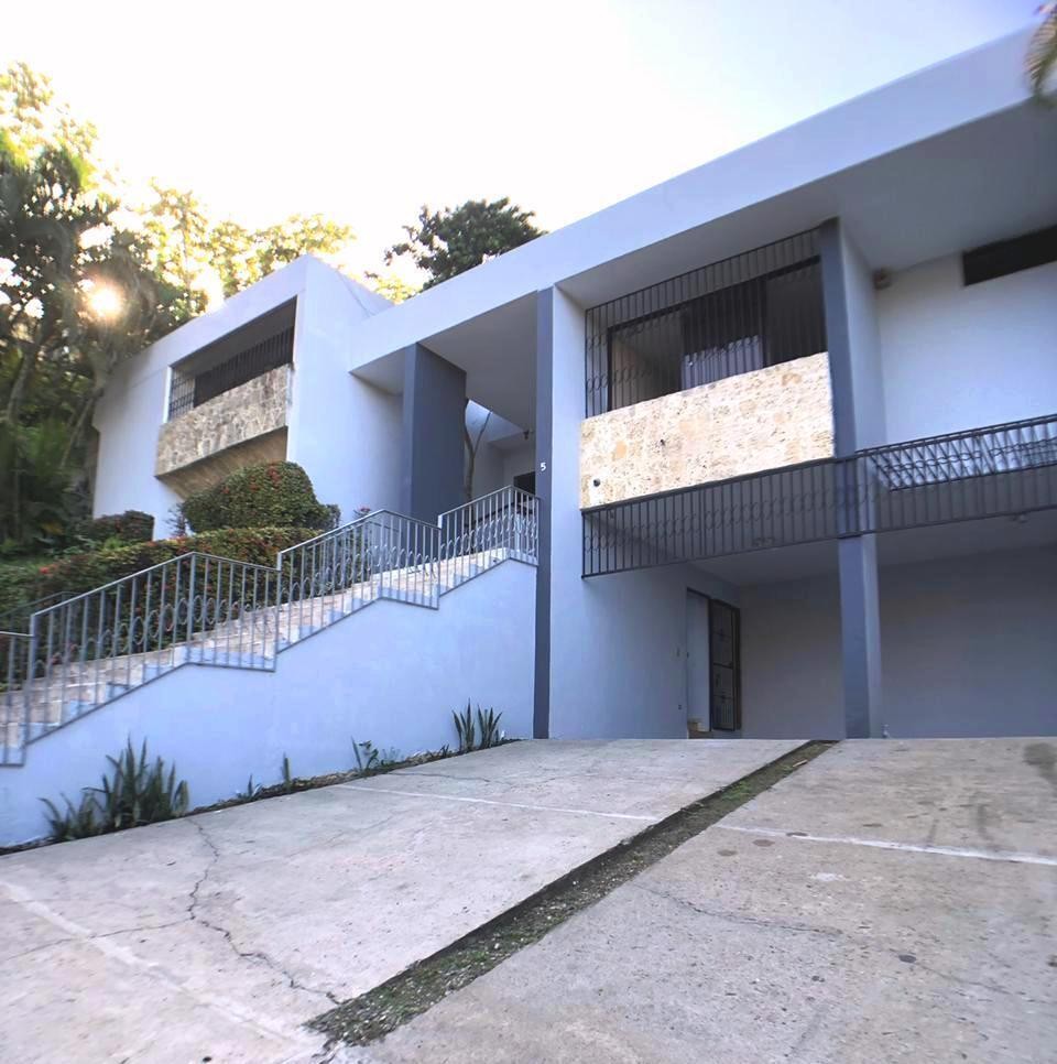 casas - Hermosa casa en renta de 3 niveles con 440 mts de construcción y 3 habitaciones 1