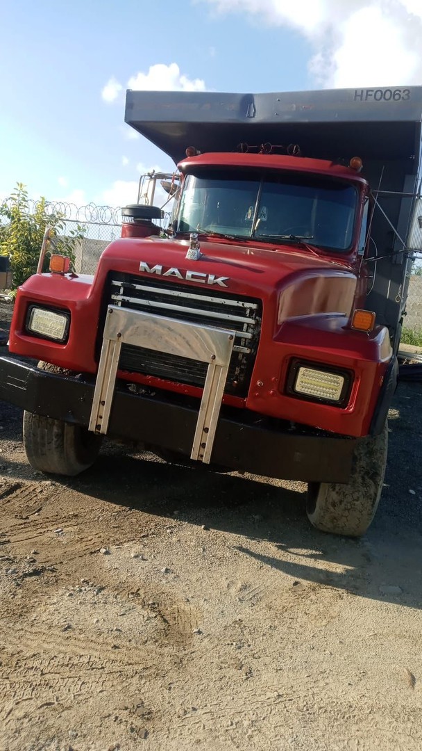 camiones y vehiculos pesados - Camión Volteo Mack Cara de Niño 