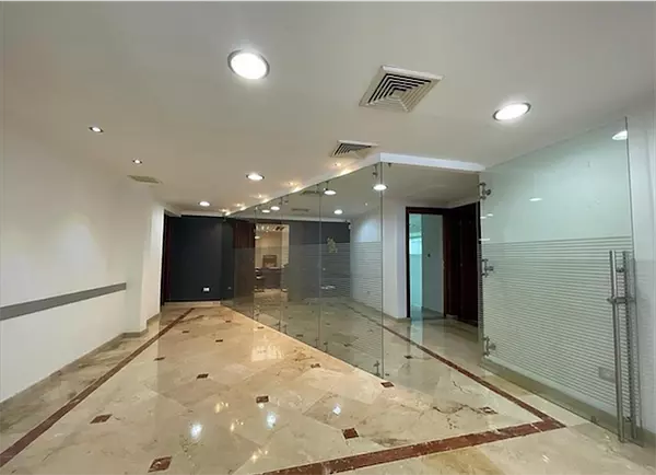 oficinas y locales comerciales - Local amplio en Naco 600 m 8