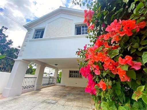 casas - Vendo casa en Residencia en Cerros de Arroyo Hondo