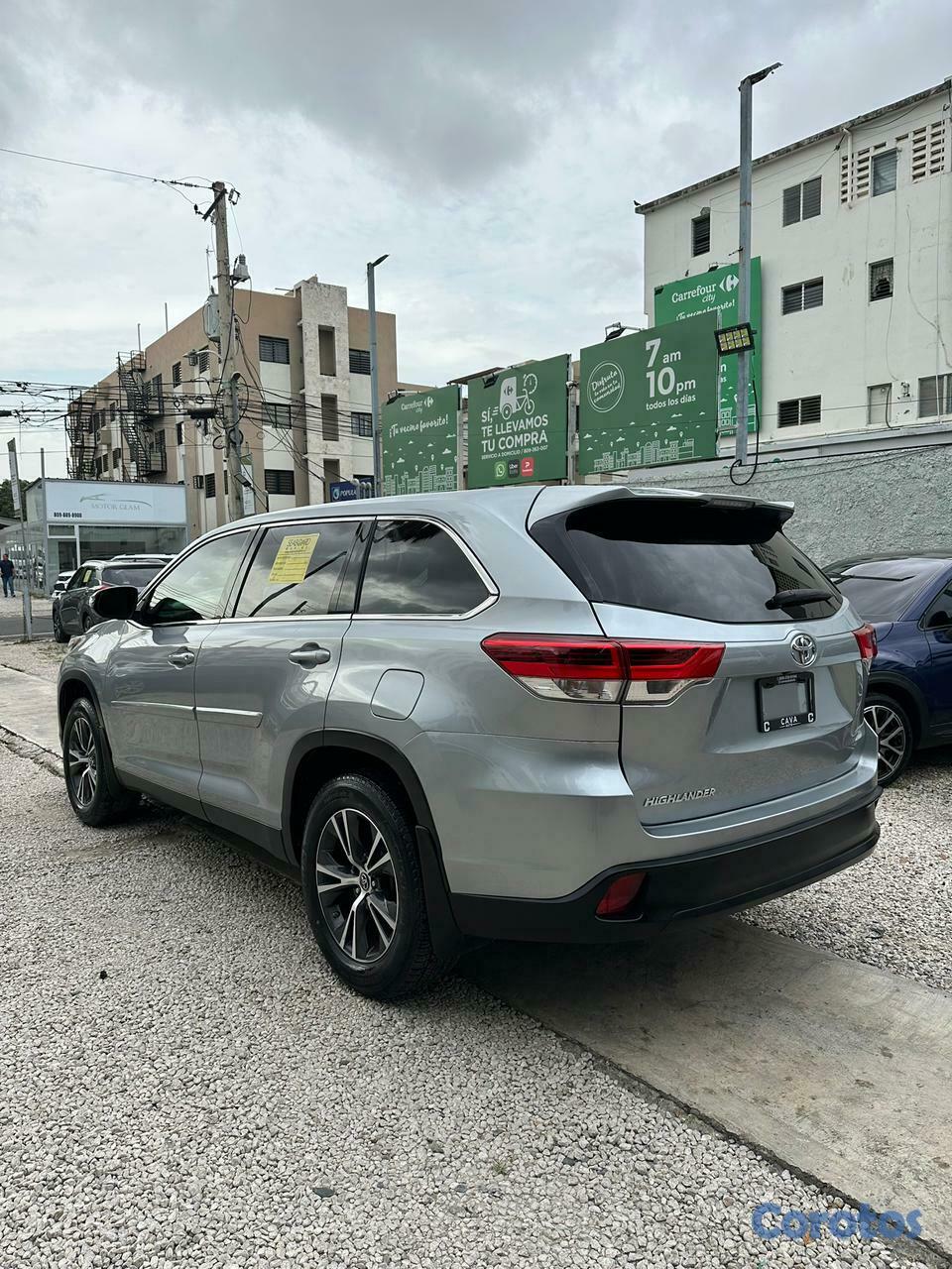 jeepetas y camionetas - Toyota Highlander LE 2019 3