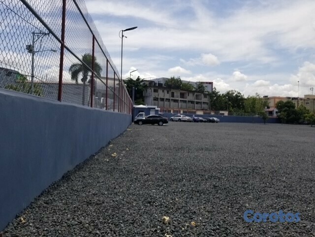 oficinas y locales comerciales - Se vende Parqueo Comercial detrás parada Metro Mamá Tingó 9