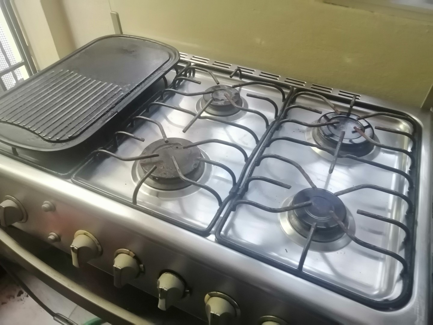 electrodomesticos - Estufa INDURAMA de 6 hornillas con horno y grill.  3