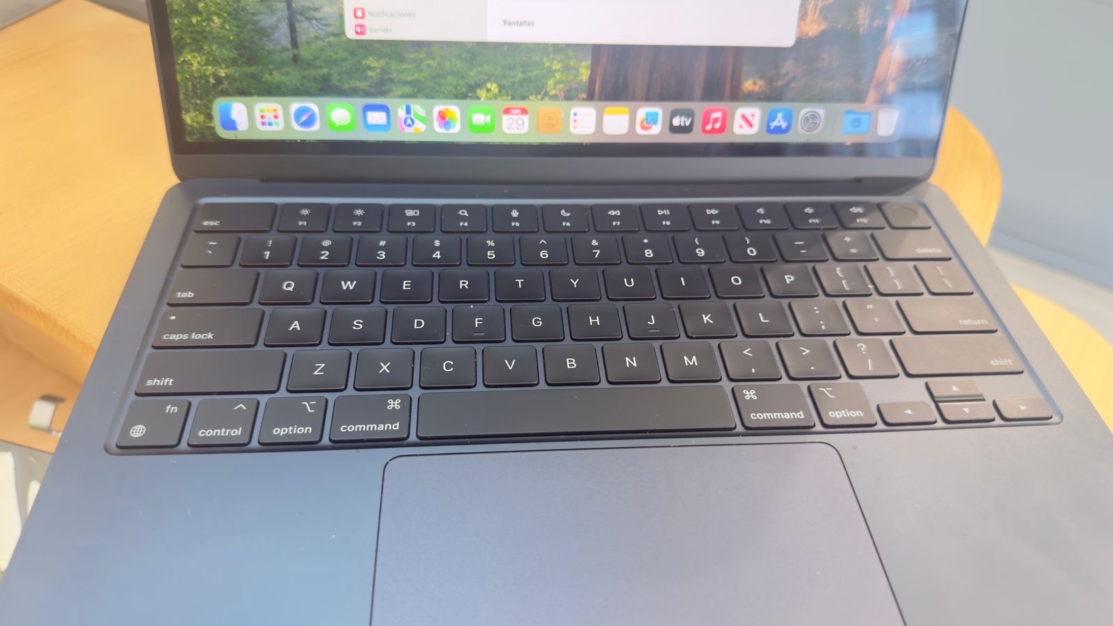 computadoras y laptops - MacBook Air m2 2022 8Gb de RAM 256Gb 68 ciclos de bateria  6