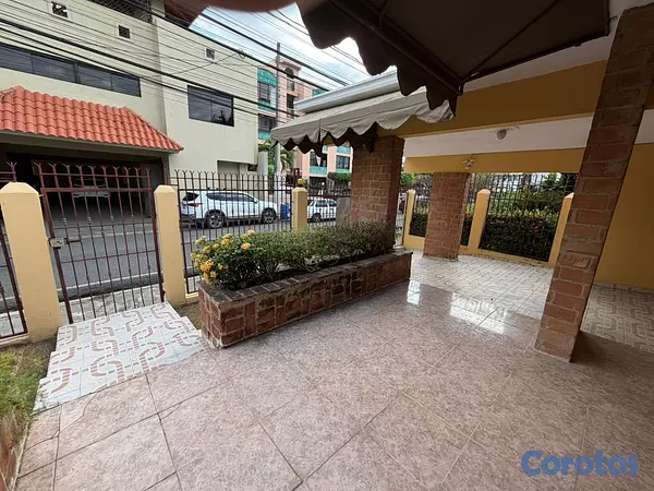 oficinas y locales comerciales - Casa en Jardines Metropolitanos ideal para negocio 5