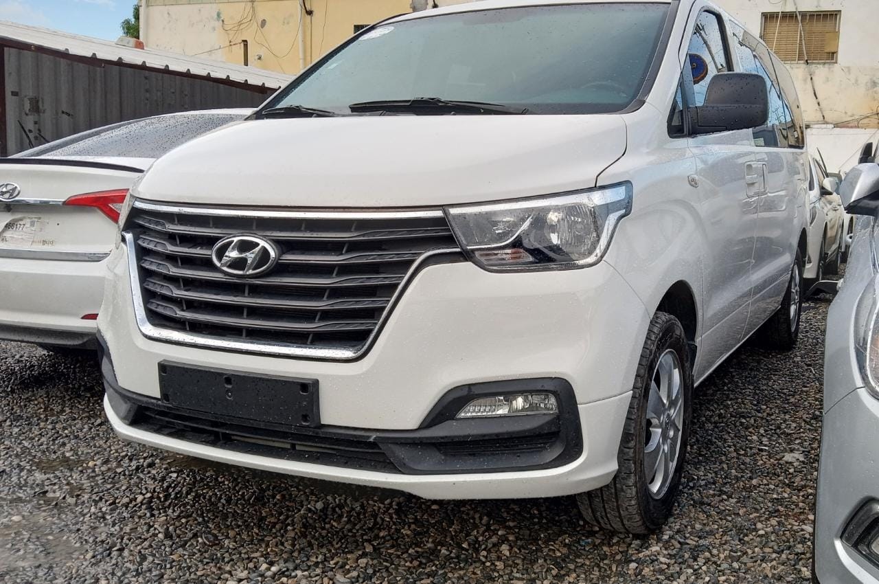 jeepetas y camionetas - HYUNDAI GRAND STAREX 2017 BLANCO 1