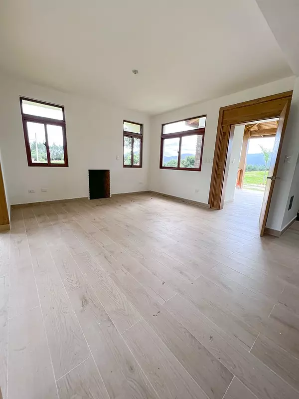 casas vacacionales y villas - Preciosa Villa Nueva en Proyecto Cerrado de Jarabacoa  6