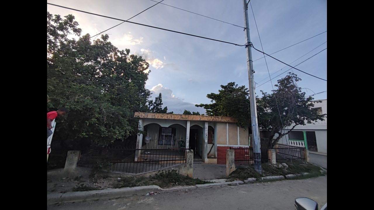 casas - Se Vende Casa con  Patio Grande y de esquina en el Juan Pablo Duarte 1