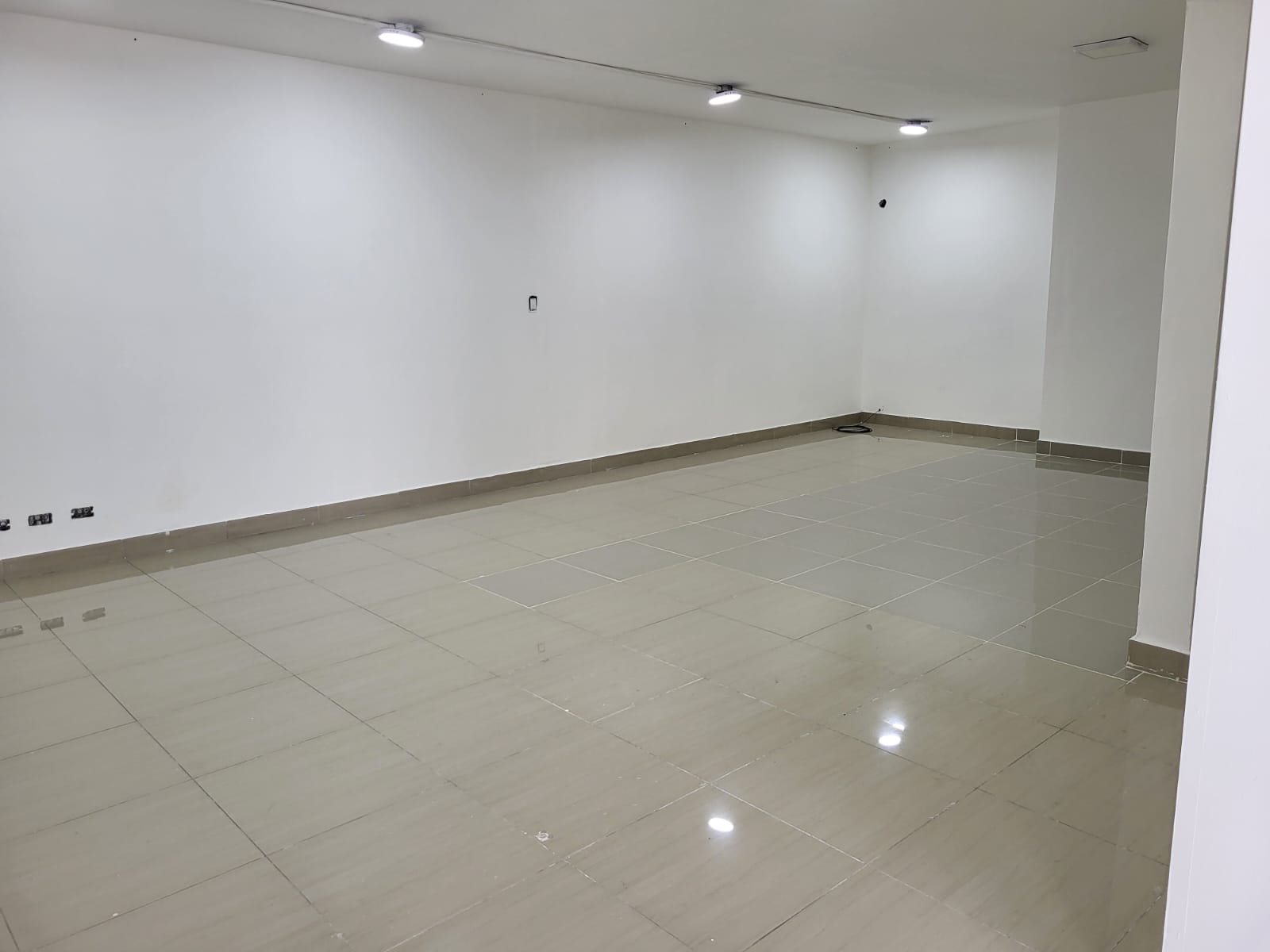 oficinas y locales comerciales - Local en Alquiler en El Millón 3