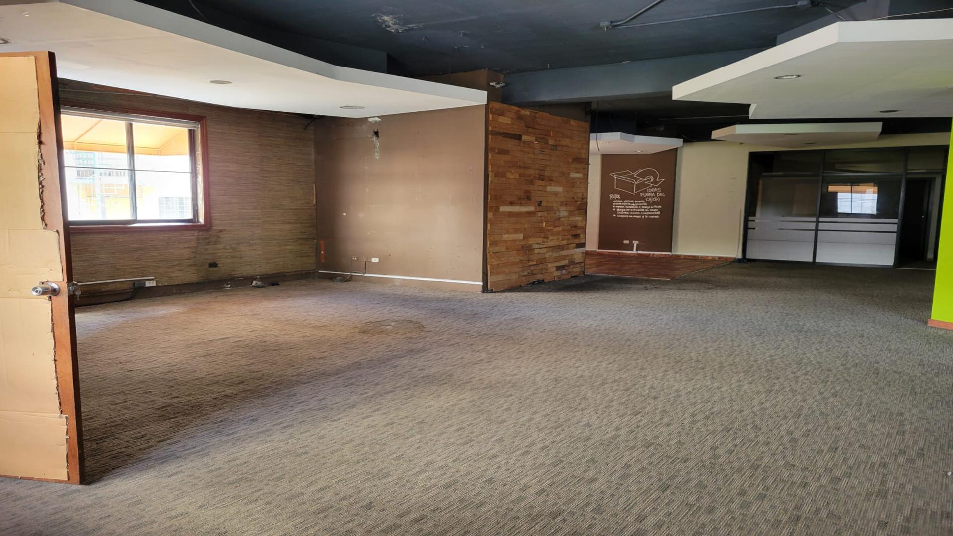 oficinas y locales comerciales - Alquiler de Local Comercial 240m2 en Gazcue 4