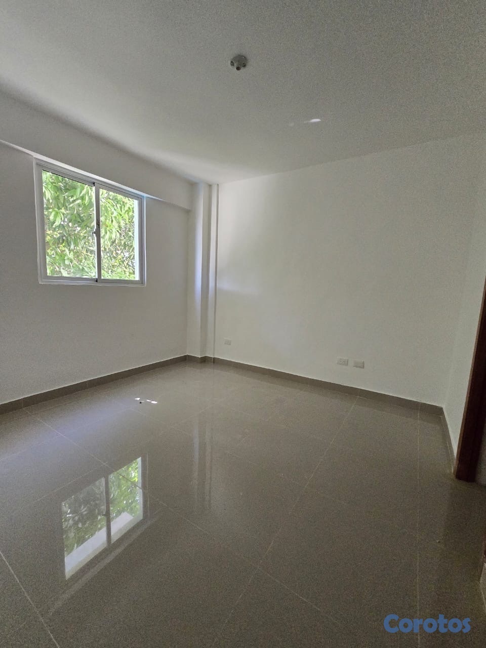 apartamentos - vendo piso 4 independencia Miramar tres hab balcón dos baños parqueo techado  9