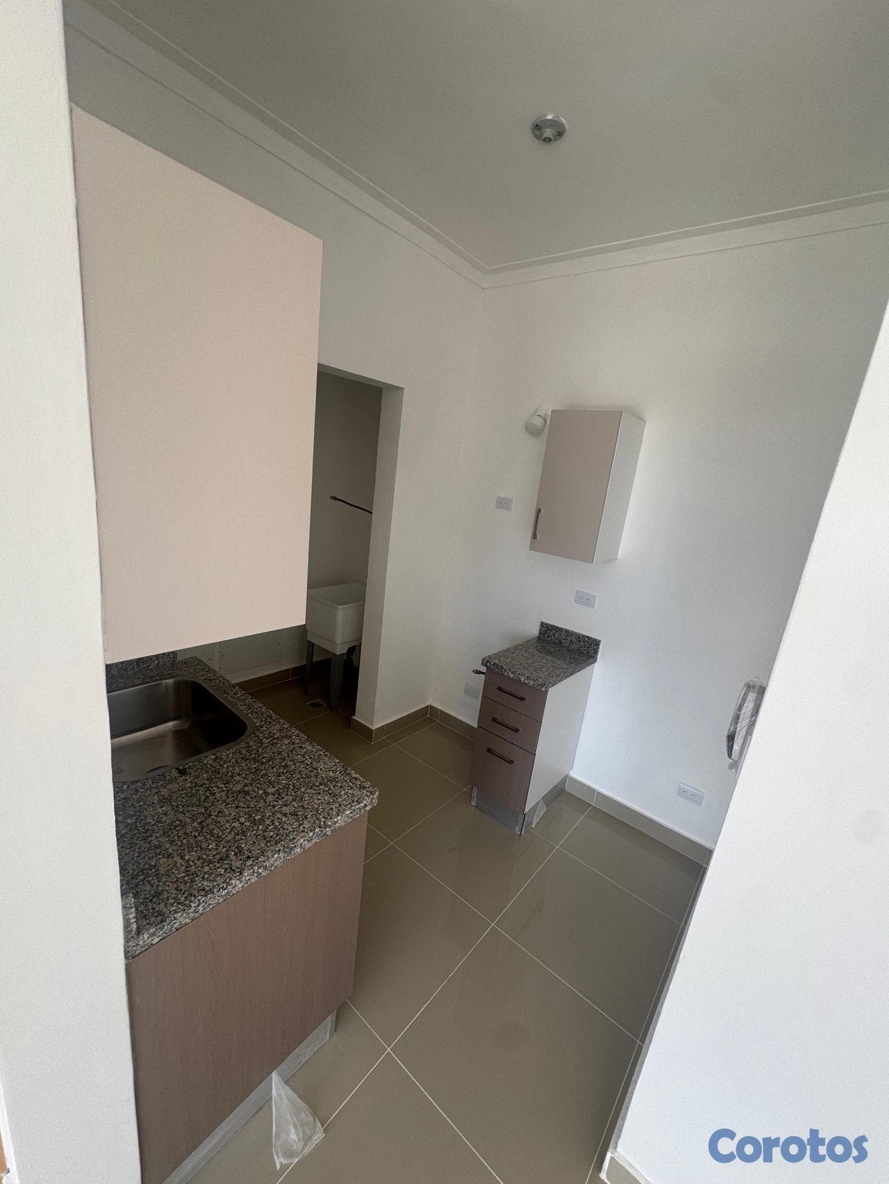 apartamentos - alquiló independencia una hab 1.5 baños parqueo ascensor planta full gas común  3
