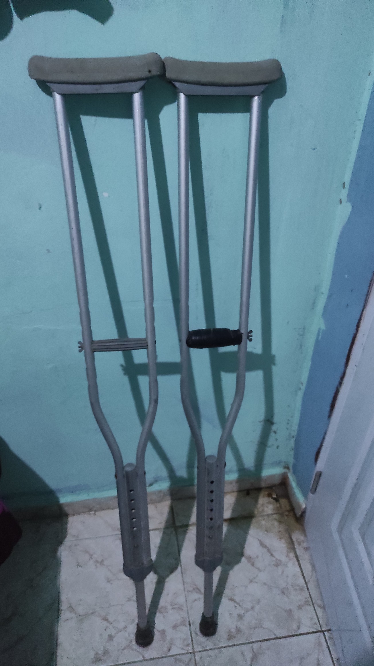 salud y belleza - Muletas Originales a buen precio negociables.