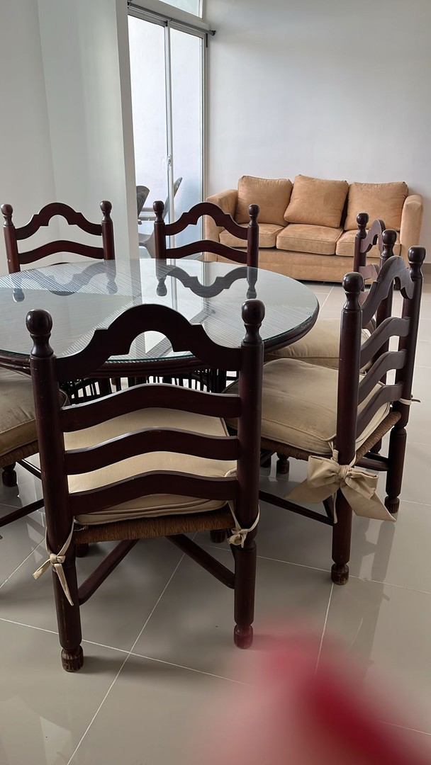 muebles y colchones - Mesa comedor y sillas (6) en caoba estilo rattan en base