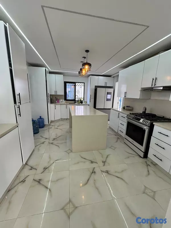casas - Venta de mansión con 455mts y piscina en vista hermosa Santo Domingo este 3