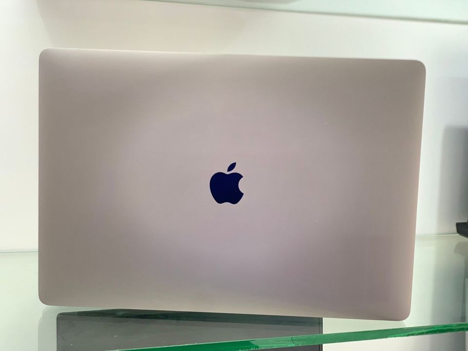 computadoras y laptops - Macbook pro 15 2018 core i9, 32gb ram, 512ssd $60,000 2