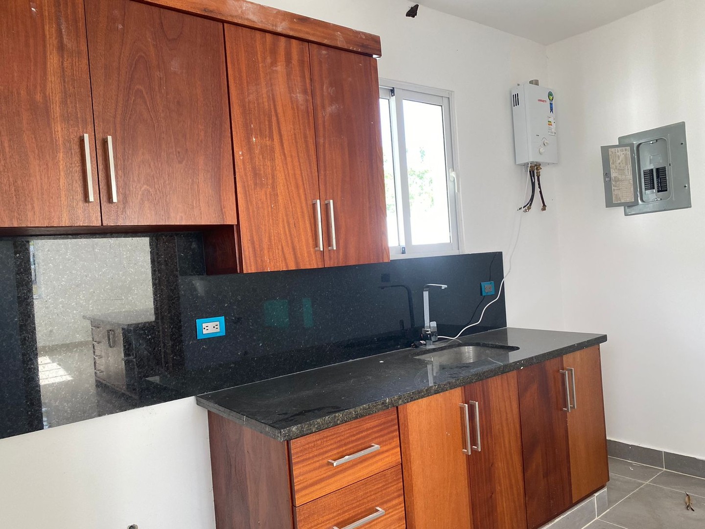 casas - Hermosa Casa de 2 Niveles en Proyecto Cerrado, Llanos de Gurabo  3