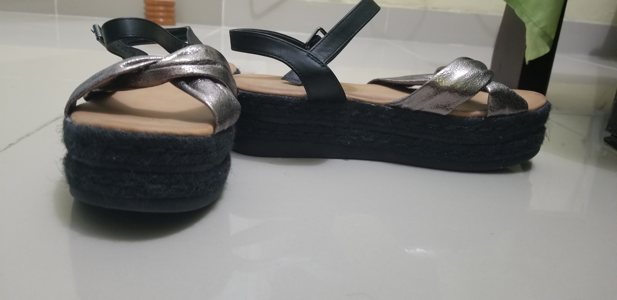 Dos pares de sandalias/zapatillas negras de plataforma