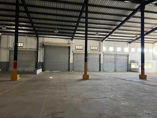 oficinas y locales comerciales - Se renta amplia nave en Av 27 de febrero 9