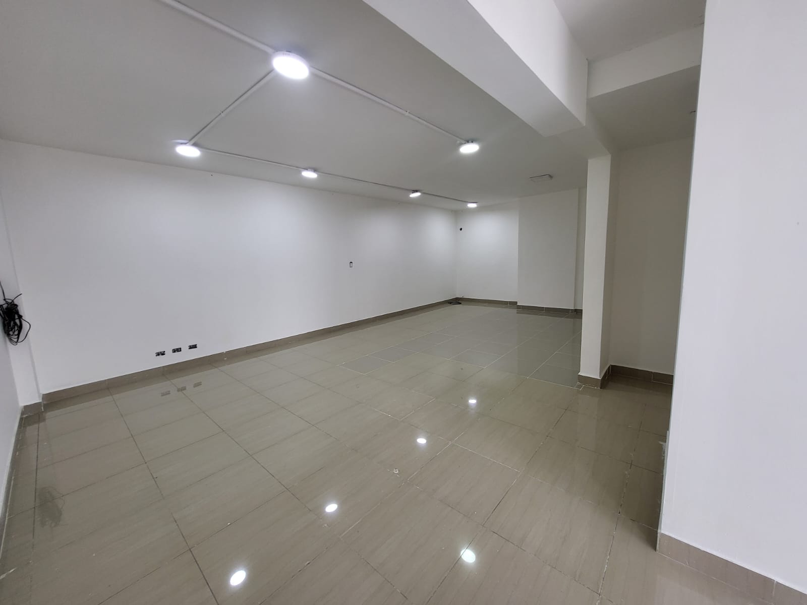 oficinas y locales comerciales - Local en Alquiler en El Millón 4