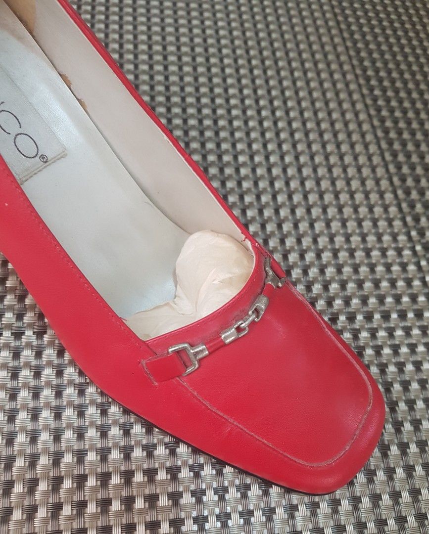 Elegantes zapatos color rojo tomate
