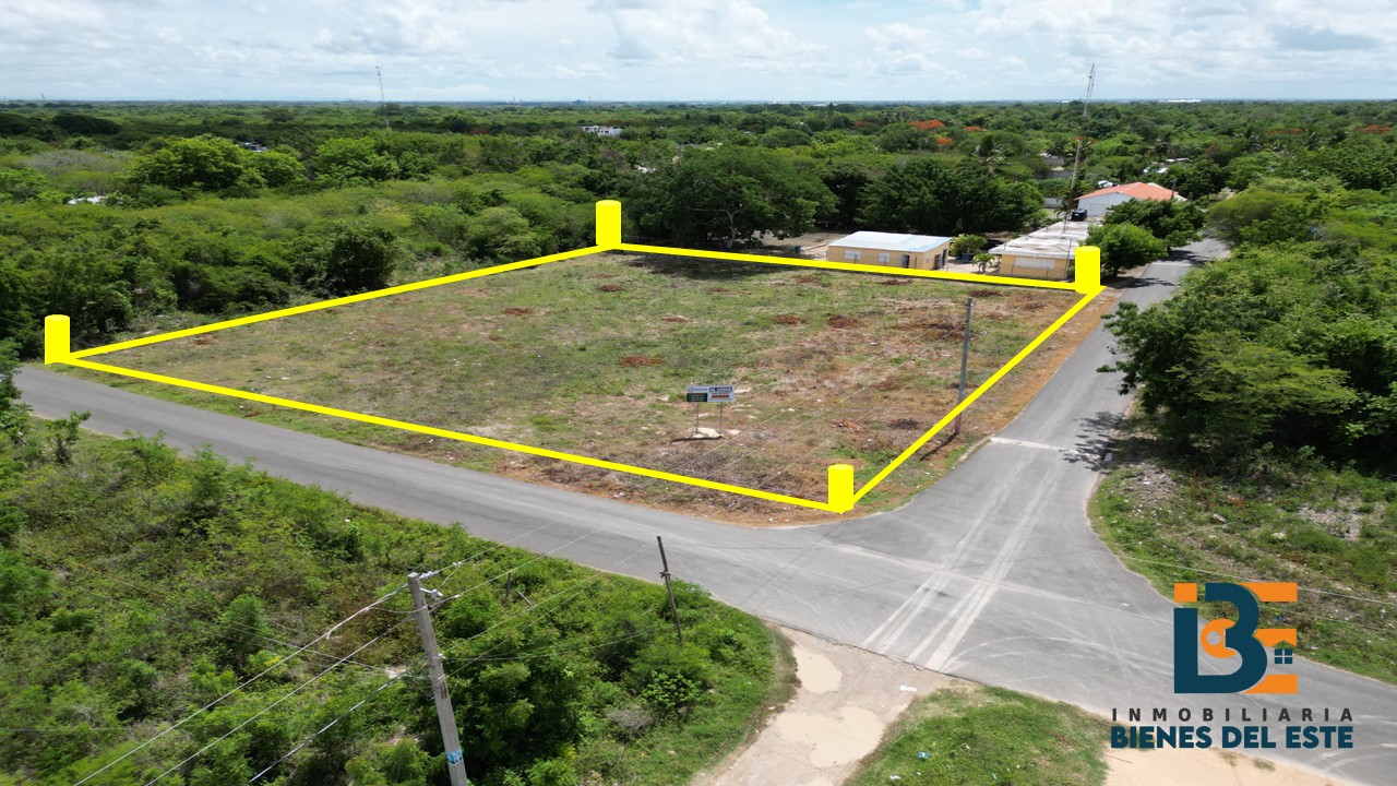 solares y terrenos - SE VENDE SOLAR de esquina  con 3,000 Metros en Ubicado  H-3 JUAN DOLIO  0
