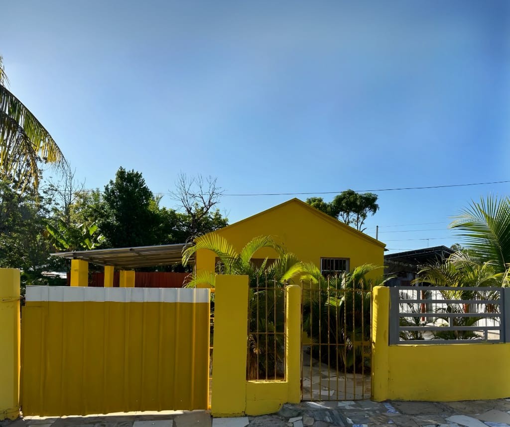 casas - Oportunidad Única: Casa de 2 Habitaciones con Marquesina y Patio en Cotui