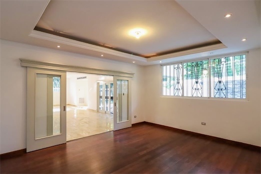 casas - Venta de hermosa casa de 523mts  en el Distrito nacional 2