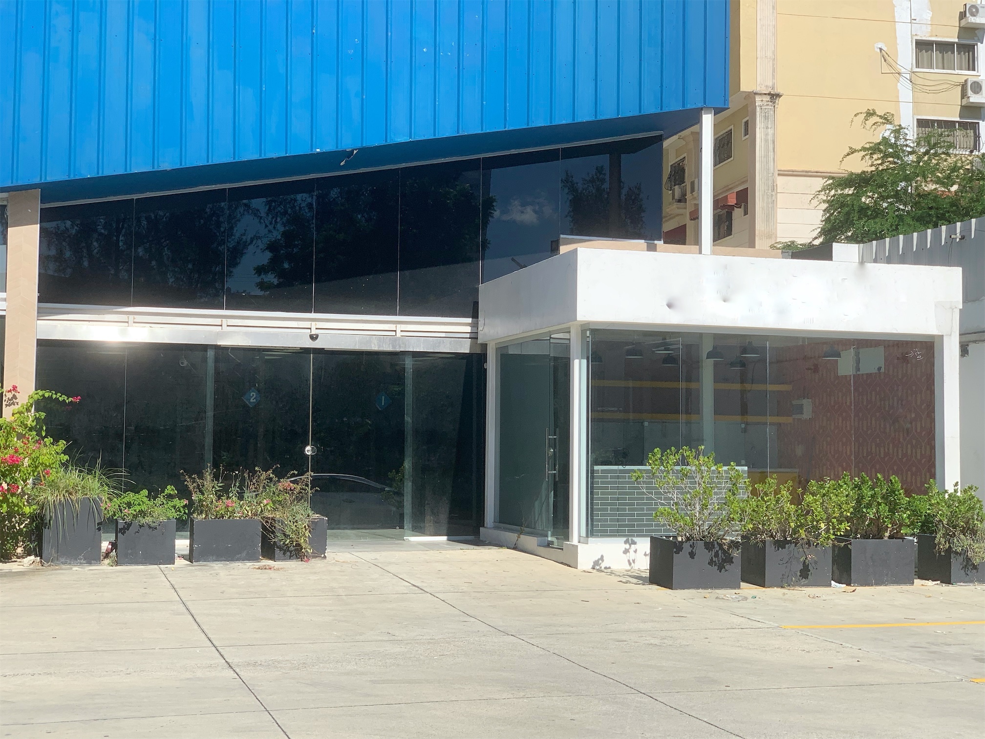 oficinas y locales comerciales - Local céntrico en zona exclusiva bella vista 7