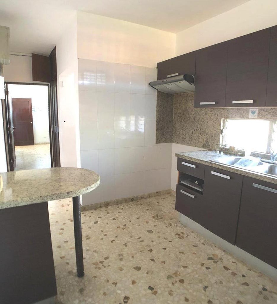 casas - Hermosa casa en renta de 3 niveles con 440 mts de construcción y 3 habitaciones 8