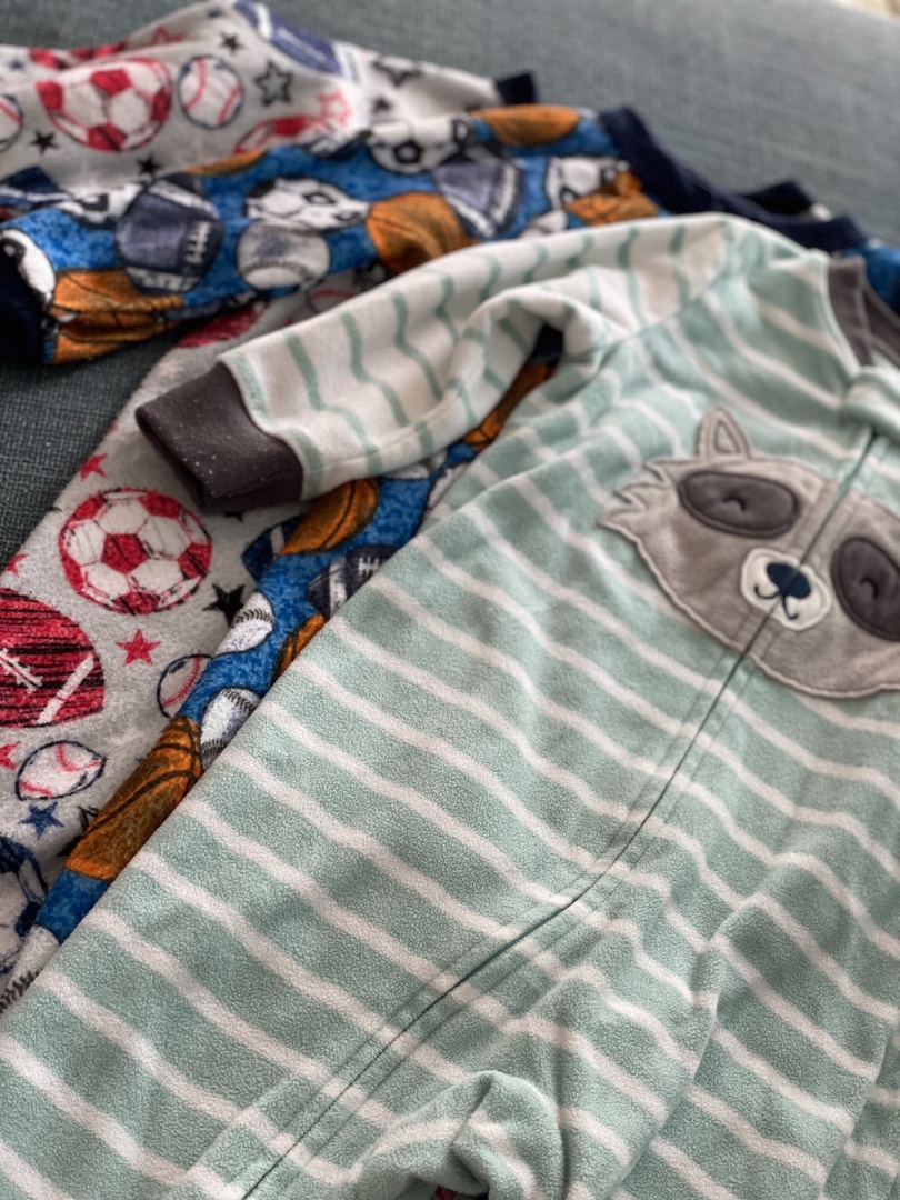 ropa y zapatos - 4 pijamas para niños de 12-18 meses.