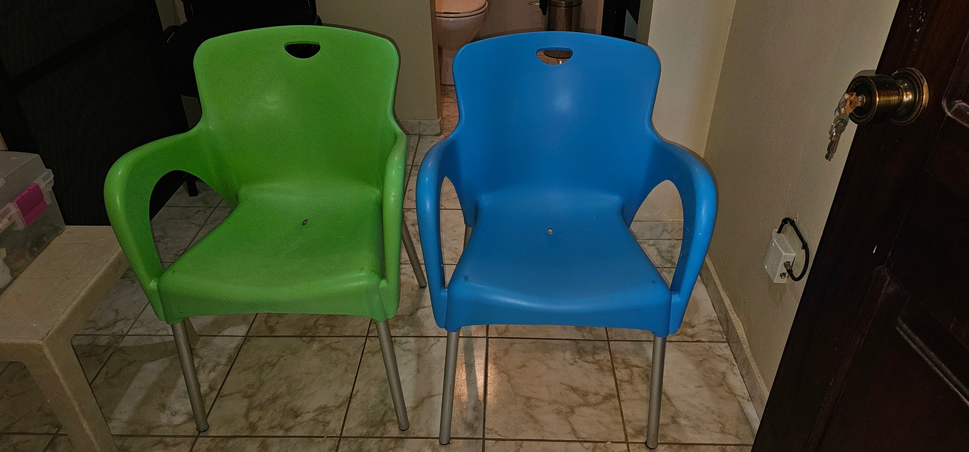 muebles y colchones - VENDO 8 SILLAS PLÁSTICAS CON APOYA BRAZOS COMO NUEVAS