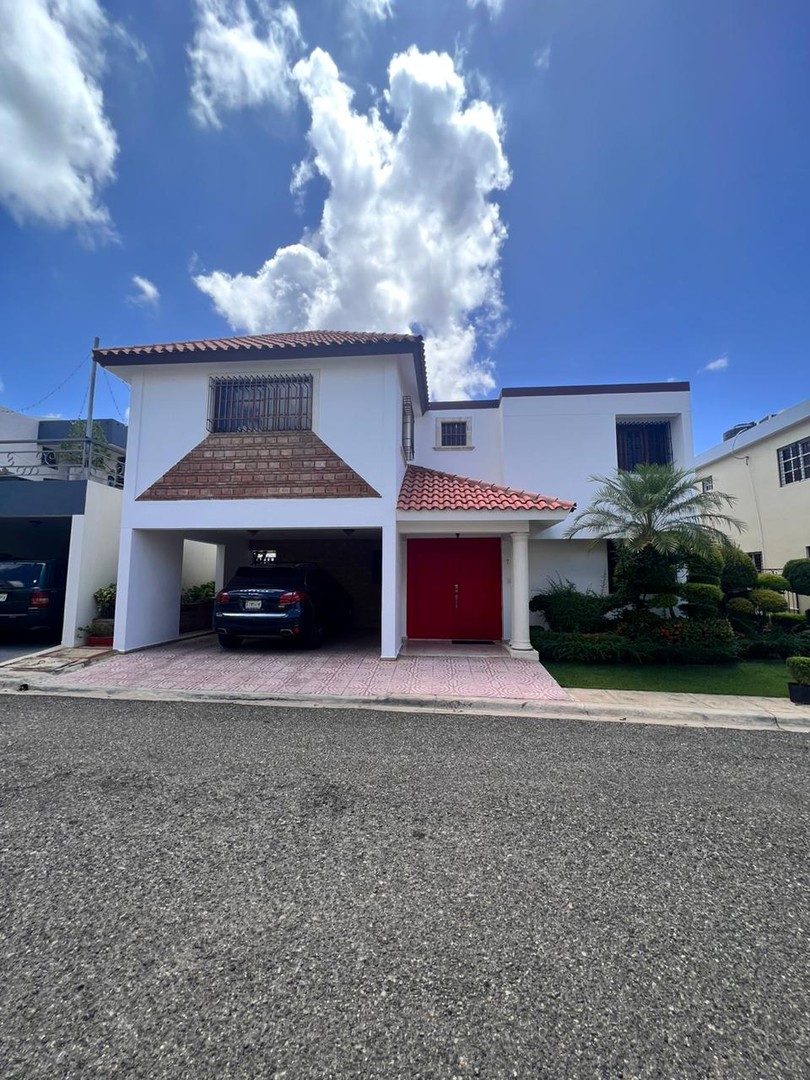 casas - Hermosa Casa en Proyecto Cerrado en La Española 
