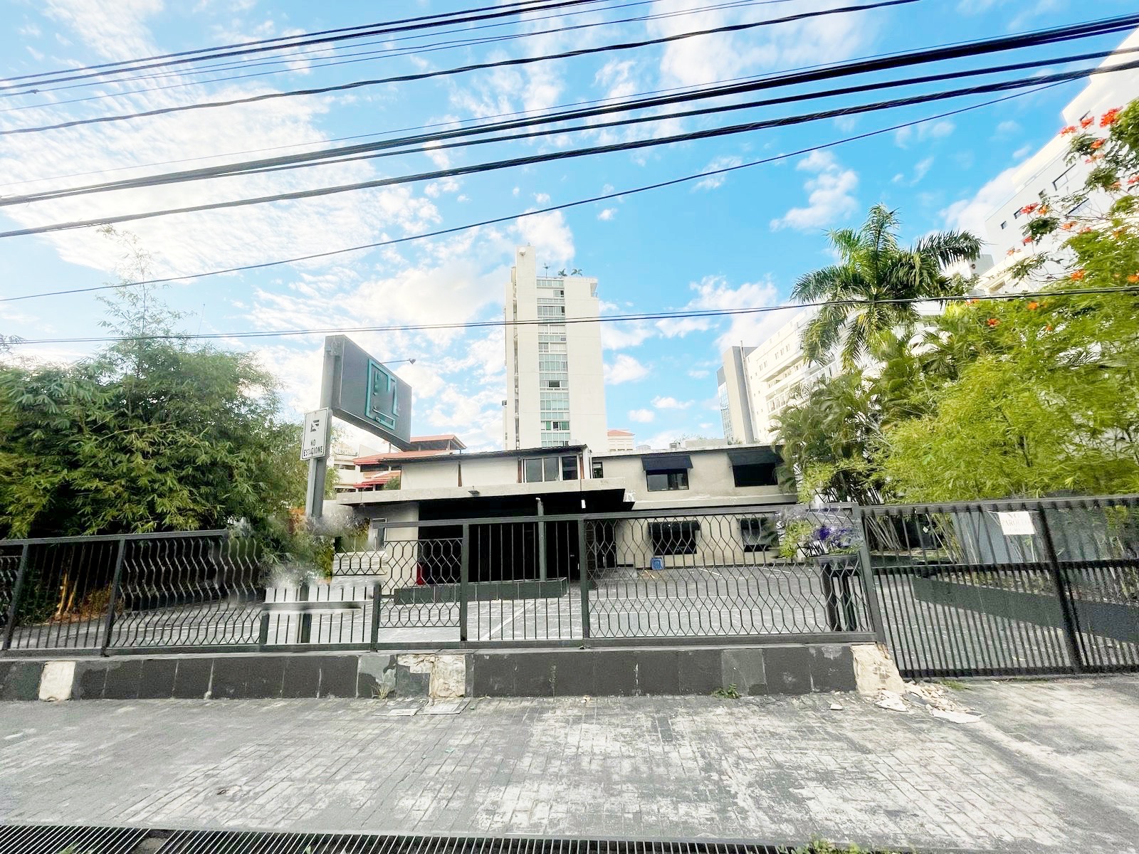 oficinas y locales comerciales - Local céntrico en la Esperilla 4