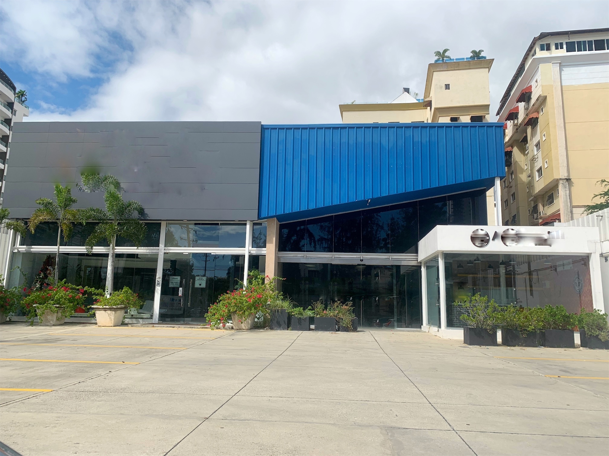oficinas y locales comerciales - Local céntrico en zona exclusiva bella vista 4