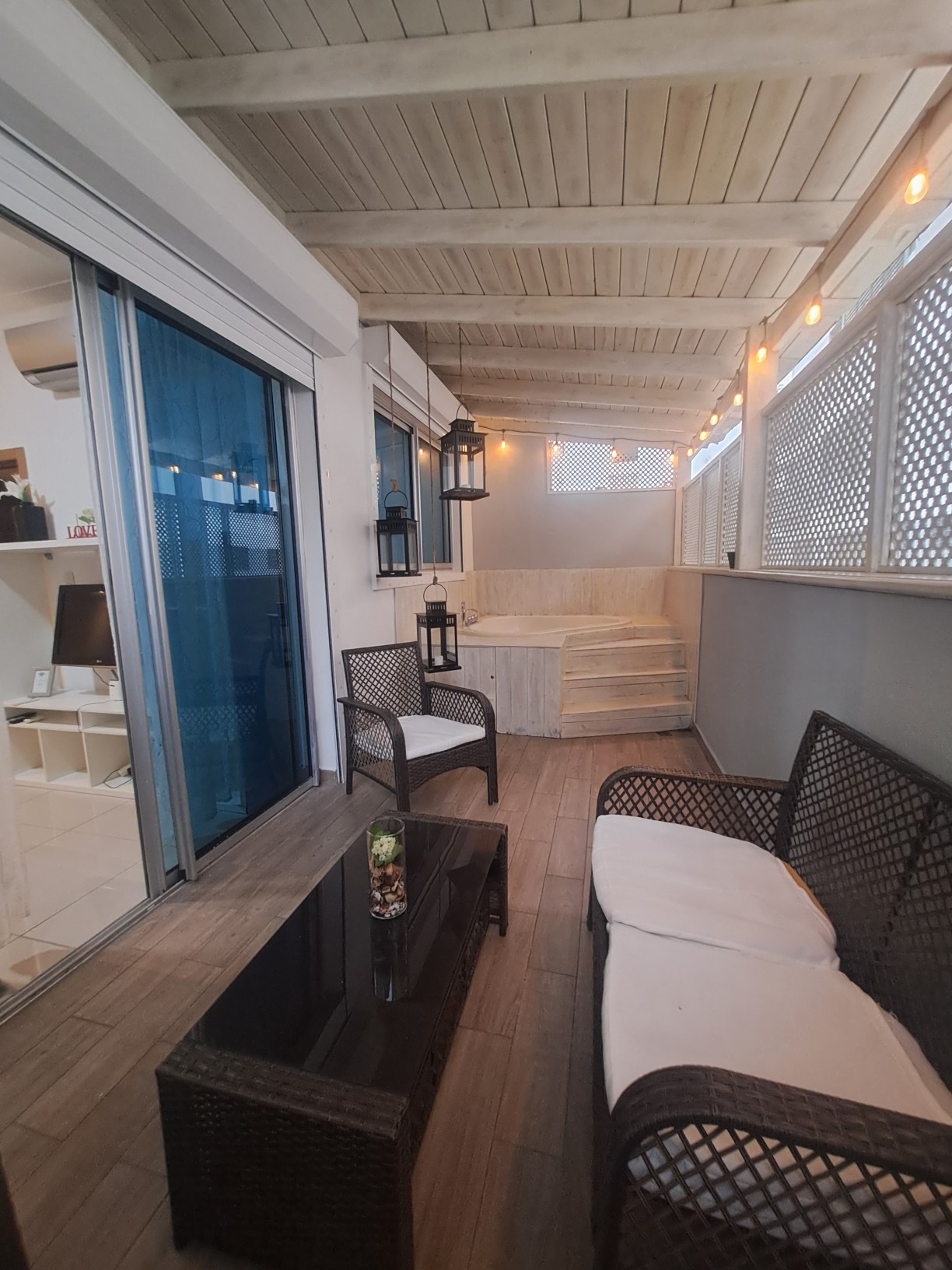 apartamentos - Apartamento  con terraza amueblado 2do piso en serralles 
 2