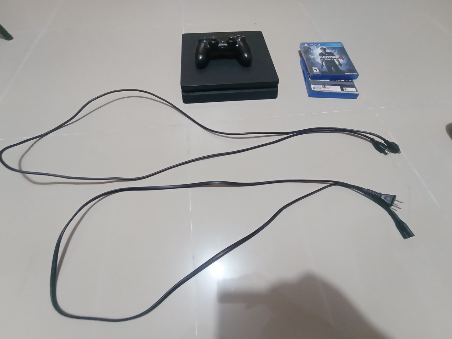 consolas y videojuegos - PS4 SLIM usado con dos juegos y 250 GB de almacenamiento 